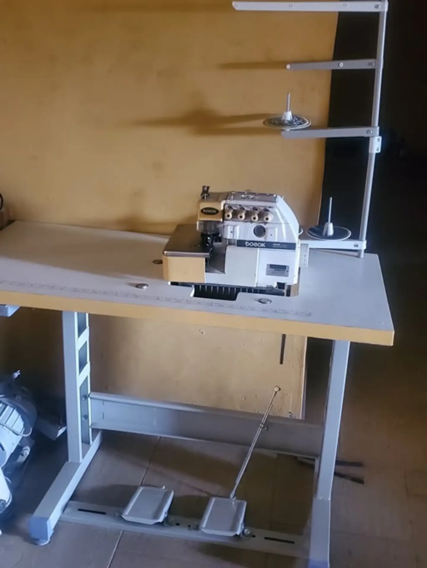 USED Beook, 4-thread industrial weaving machine