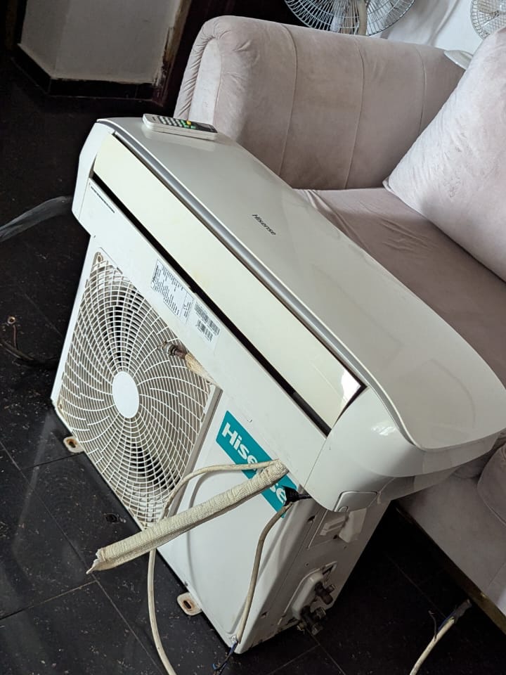 1.5hp Hisense Ac with Remote and kits ( hanger and pipe )